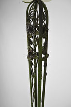 将图片加载到图库查看器,Lampadaire Art Déco aux roses en fer forgé et patine verte