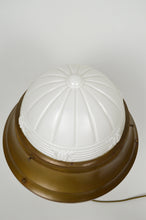将图片加载到图库查看器,Lampe Art Déco en laiton patiné et verre moulé