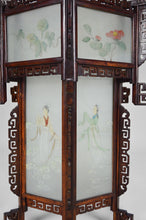 Cargar imagen en el visor de la galería, Grande lanterne asiatique en bois sculpté de dragons et panneaux de verre peints