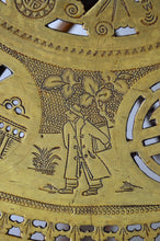 将图片加载到图库查看器,Table basse indochinoise sculptée avec plateau en laiton, 1890