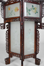 Cargar imagen en el visor de la galería, Grande lanterne asiatique en bois sculpté de dragons et panneaux de verre peints