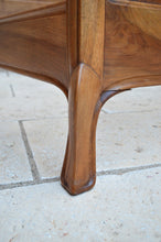 将图片加载到图库查看器,Lit Art Nouveau en noyer sculpté à thème floral, vers 1905