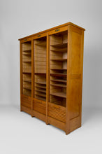 将图片加载到图库查看器,Grand meuble de notaire à rideaux par G. M. Radia, circa 1920