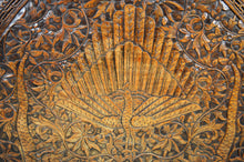 将图片加载到图库查看器,Table basse sculptée de dragons et de paons, Indonésie, vers 1920