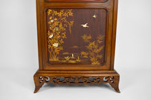 将图片加载到图库查看器,Vitrine japonisante à panneaux marquetés, attribuée à Perret et Vibert, circa 1880
