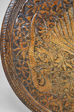 将图片加载到图库查看器,Table basse sculptée de dragons et de paons, Indonésie, vers 1920