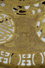 将图片加载到图库查看器,Table basse indochinoise sculptée de dragons et plateau décoré, vers 1890