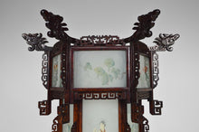Cargar imagen en el visor de la galería, Grande lanterne asiatique en bois sculpté de dragons et panneaux de verre peints