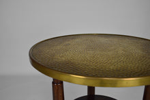 将图片加载到图库查看器,Guéridon Autrichien avec plateau en laiton repoussé, vers 1910