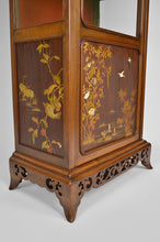 将图片加载到图库查看器,Vitrine japonisante à panneaux marquetés, attribuée à Perret et Vibert, circa 1880