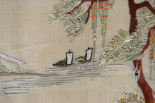 将图片加载到图库查看器,Broderie asiatique encadrée sous verre, première moitié du XXe