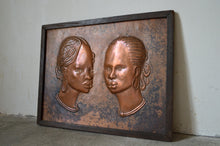 将图片加载到图库查看器,Portrait de Femmes Africaines en cuivre par Tshiasuma, 1984