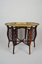 将图片加载到图库查看器,Table basse indochinoise sculptée de dragons et plateau décoré, vers 1890