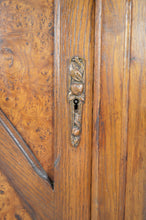 将图片加载到图库查看器,Buffet Art Nouveau en chêne et loupe d'orme, modèle aux coings