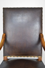 将图片加载到图库查看器,Fauteuil Louis XIII en cuir et noyer sculpté