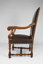 将图片加载到图库查看器,Fauteuil Louis XIII en cuir et noyer sculpté