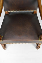 将图片加载到图库查看器,Fauteuil Louis XIII en cuir et noyer sculpté