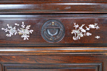 将图片加载到图库查看器,Enfilade en bois marqueté de Nacre, Asie, milieu XXe