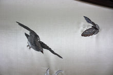 将图片加载到图库查看器,Paravent asiatique en bois sculpté et tapisseries brodées, vers 1900