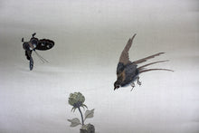 将图片加载到图库查看器,Paravent asiatique en bois sculpté et tapisseries brodées, vers 1900