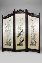 将图片加载到图库查看器,Paravent asiatique en bois sculpté et tapisseries brodées, vers 1900