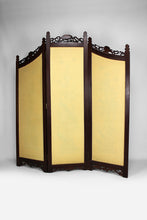 将图片加载到图库查看器,Paravent asiatique en bois sculpté et tapisseries brodées, vers 1900