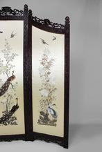 将图片加载到图库查看器,Paravent asiatique en bois sculpté et tapisseries brodées, vers 1900