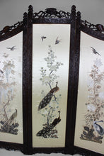将图片加载到图库查看器,Paravent asiatique en bois sculpté et tapisseries brodées, vers 1900