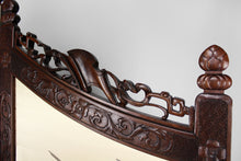 将图片加载到图库查看器,Paravent asiatique en bois sculpté et tapisseries brodées, vers 1900