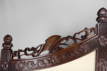 将图片加载到图库查看器,Paravent asiatique en bois sculpté et tapisseries brodées, vers 1900