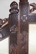 将图片加载到图库查看器,Paravent asiatique en bois sculpté et tapisseries brodées, vers 1900
