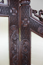 将图片加载到图库查看器,Paravent asiatique en bois sculpté et tapisseries brodées, vers 1900