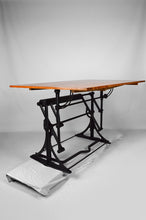 将图片加载到图库查看器,Table d'architecte industrielle ajustable en fonte, circa 1900