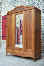 将图片加载到图库查看器,Armoire Art Nouveau en chêne sculpté, circa 1910