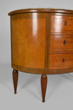 将图片加载到图库查看器,Commode demi-lune marquetée en acajou et marbre, vers 1925