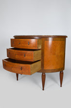 将图片加载到图库查看器,Commode demi-lune marquetée en acajou et marbre, vers 1925