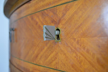 将图片加载到图库查看器,Commode demi-lune marquetée en acajou et marbre, vers 1925