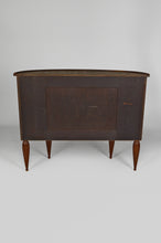 将图片加载到图库查看器,Commode demi-lune marquetée en acajou et marbre, vers 1925