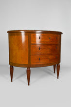 将图片加载到图库查看器,Commode demi-lune marquetée en acajou et marbre, vers 1925