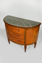 将图片加载到图库查看器,Commode demi-lune marquetée en acajou et marbre, vers 1925