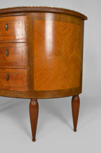 将图片加载到图库查看器,Commode demi-lune marquetée en acajou et marbre, vers 1925
