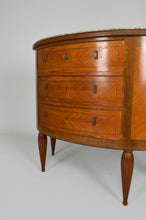 将图片加载到图库查看器,Commode demi-lune marquetée en acajou et marbre, vers 1925