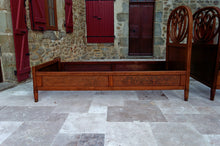 将图片加载到图库查看器,Paire de lits en bois courbé par Thonet, circa 1900