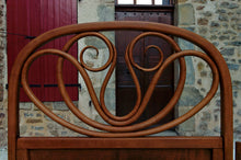将图片加载到图库查看器,Paire de lits en bois courbé par Thonet, circa 1900