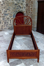 将图片加载到图库查看器,Paire de lits en bois courbé par Thonet, circa 1900