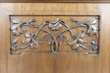 将图片加载到图库查看器,Buffet 2 corps Art Nouveau en noyer sculpté avec vitrail et miroir, circa 1910