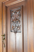 将图片加载到图库查看器,Buffet 2 corps Art Nouveau en noyer sculpté avec vitrail et miroir, circa 1910