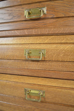 将图片加载到图库查看器,Commode en chêne massif et marbre, vers 1910