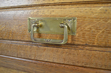 将图片加载到图库查看器,Commode en chêne massif et marbre, vers 1910