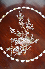 Lade das Bild in den Galerie-Viewer, 4 fauteuils asiatiques en bois sculpté et marquetés de nacre, début XXe